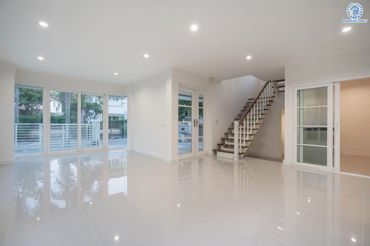 บ้านมือสองตกแต่งใหม่ โครงการ คาซ่าวิลล์ ราชพฤกษ์-รัตนาธิเบศร์2 แบรนด์ Q.House ต่อเติมครบพร้อมเข้าอยู่ เนื้อที่ 53.2 ตร.ว. ฟังก์ชันจัดเต็ม 3 ห้องนอน 3 ห้องน้ำ จอดรถได้ 2 คัน บนทำเลศักยภาพ ติดถนนราชพฤกษ์ และเพียง 10 นาทีถึงรถไฟฟ้า "สถานีบางรักน้อยท่าอิฐ"